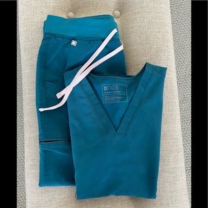 Figs scrubs set Small Casma 3 pocket top
Medium/petite Zamora jogger